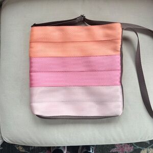 Harveys Seatbelt Streamline Crossbody cotton candy